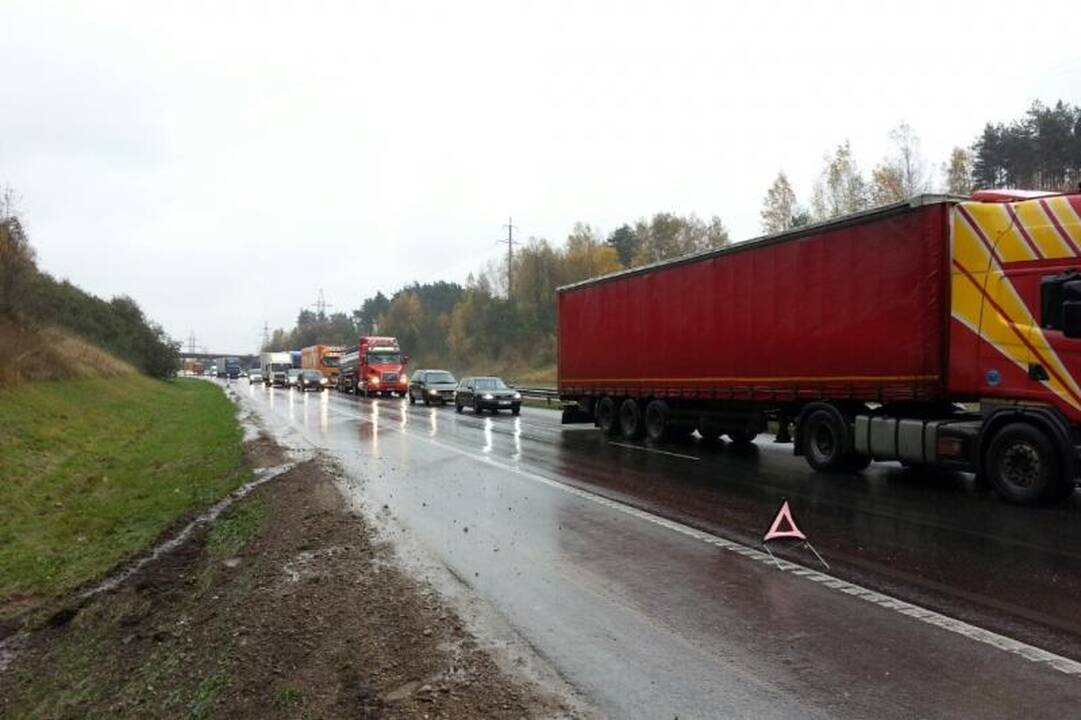 Magistralėje „Via Baltica“ nuvirto vilkikas, kilo spūstys