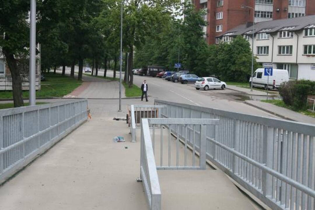 Tinkamu naudoti pėsčiųjų tiltu vaikščioti draudžiama