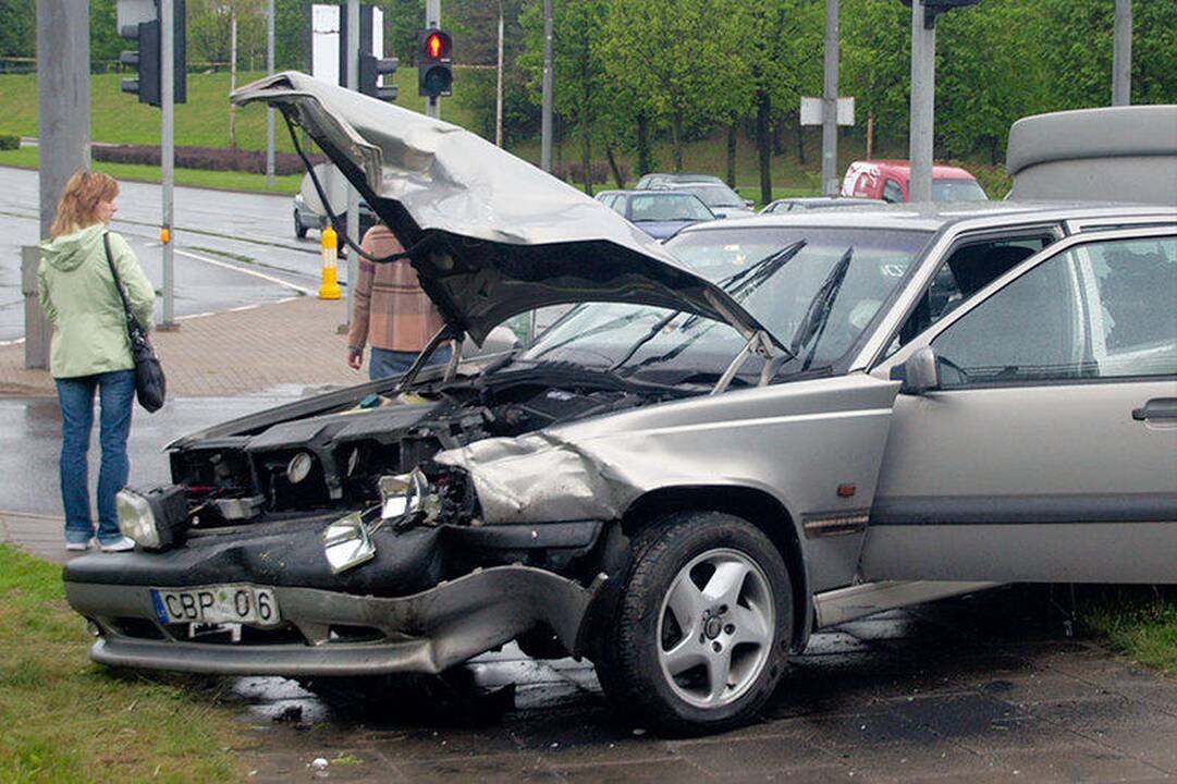 Po susidūrimo „Volvo“ nulėkė į stulpą