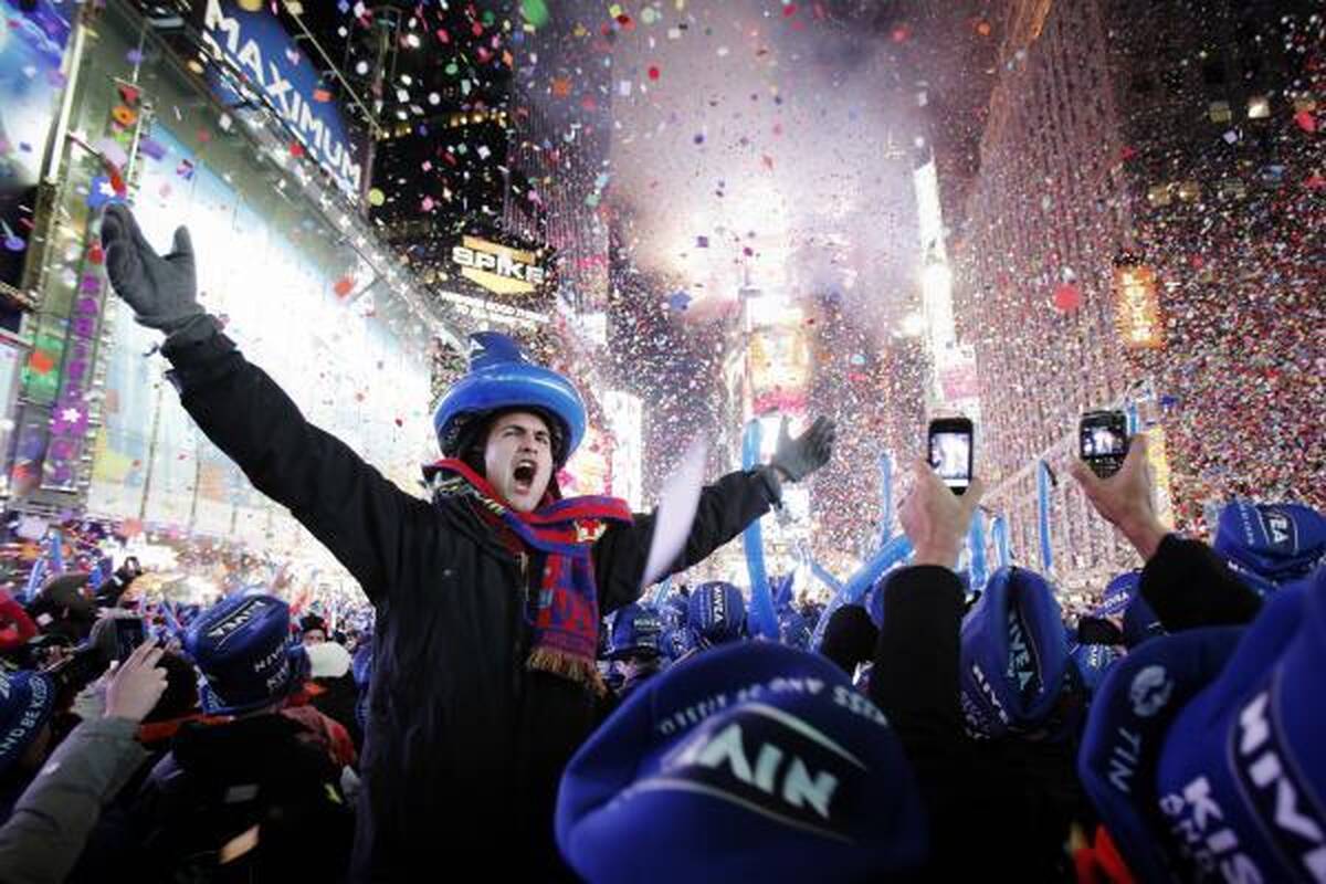 2011 metų pradžią pasaulyje pažymėjo masinės linksmybės ir žemės drebėjimas