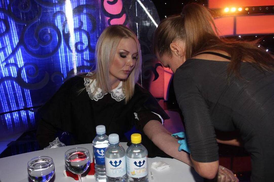 Prieš išėjimą ant scenos – vaistų injekcija Natalijai Bunkei
