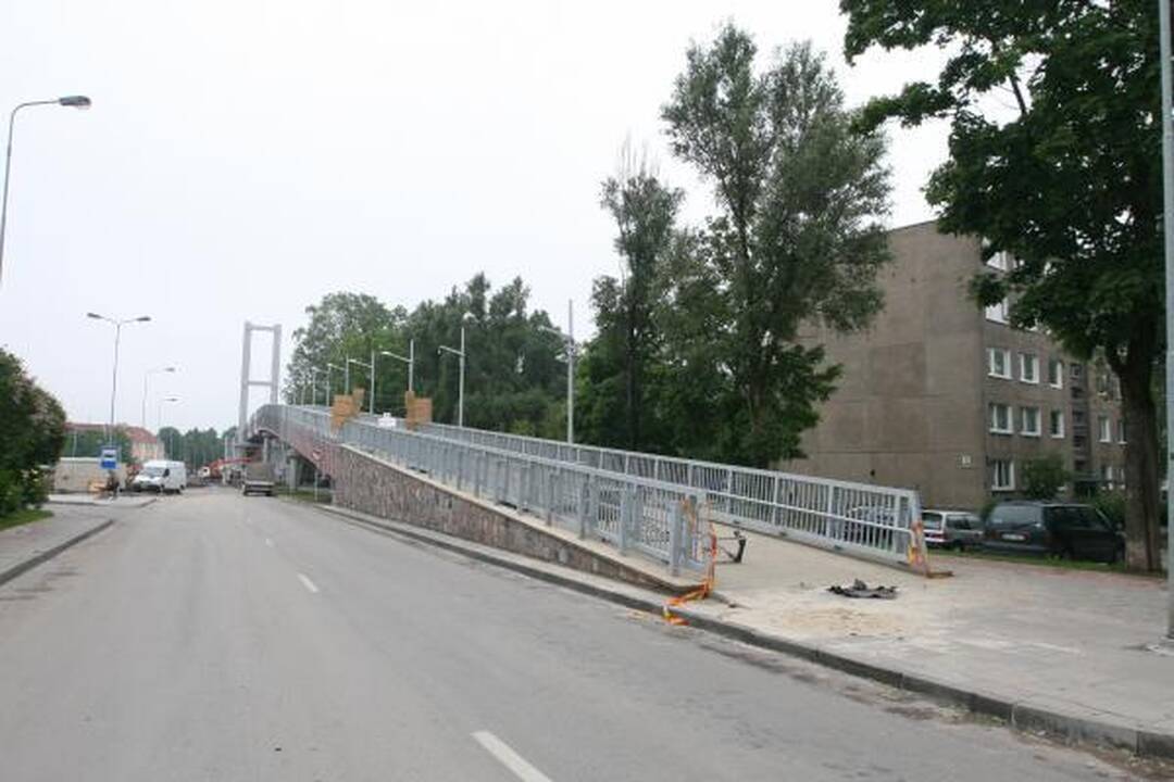 Tinkamu naudoti pėsčiųjų tiltu vaikščioti draudžiama