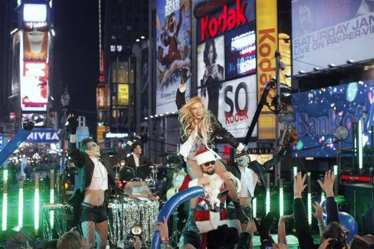 2011 metų pradžią pasaulyje pažymėjo masinės linksmybės ir žemės drebėjimas