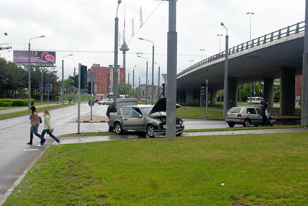 Po susidūrimo „Volvo“ nulėkė į stulpą