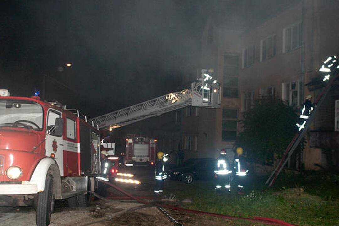 Sostinės Paupio gatvėje sudegė gyvenamasis namas