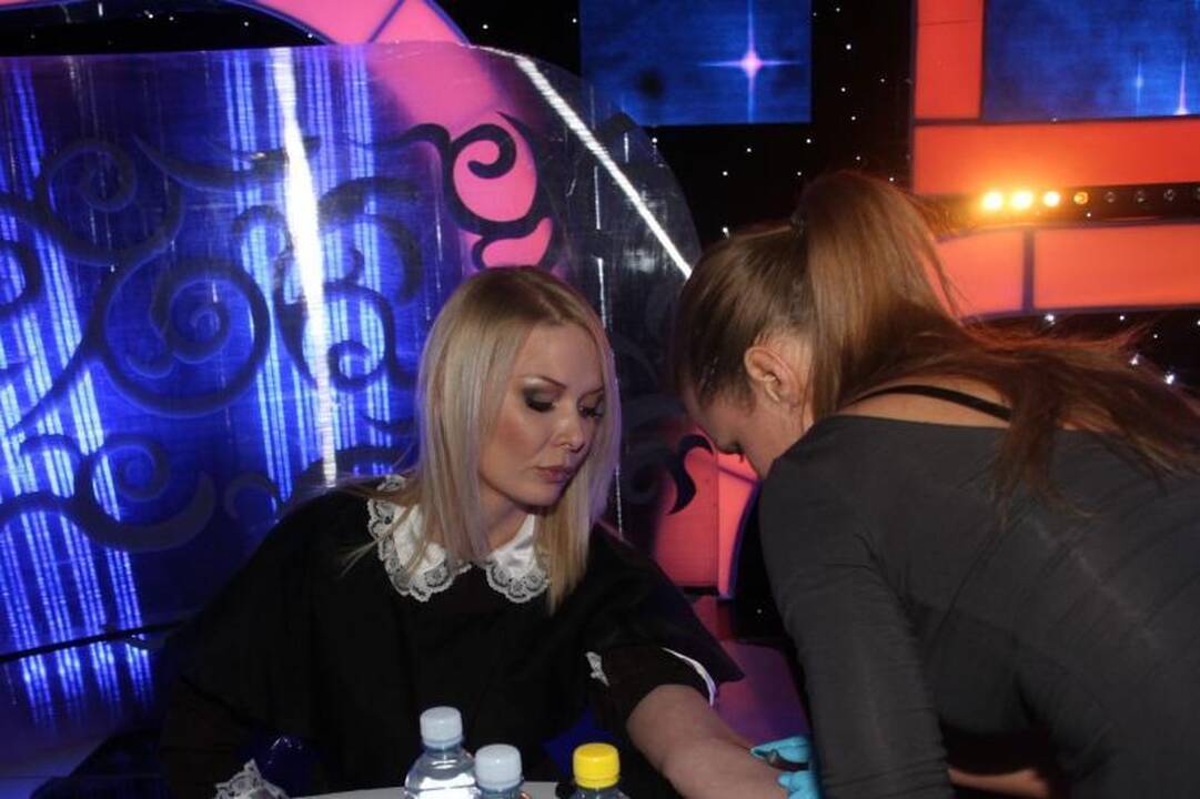 Prieš išėjimą ant scenos – vaistų injekcija Natalijai Bunkei