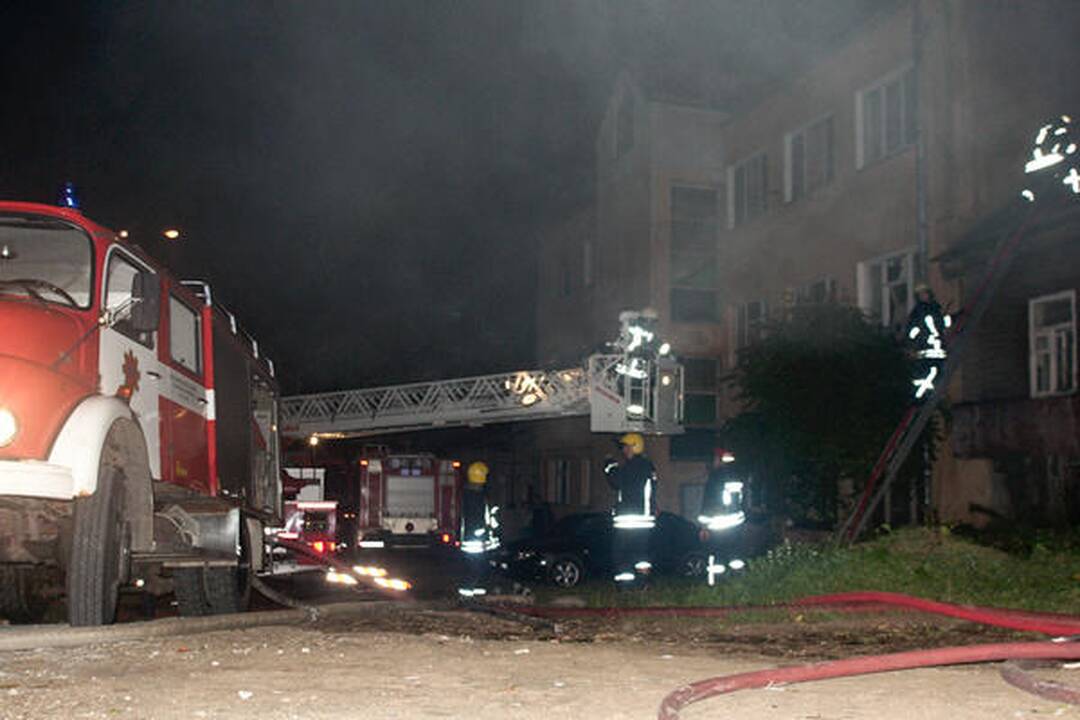 Sostinės Paupio gatvėje sudegė gyvenamasis namas