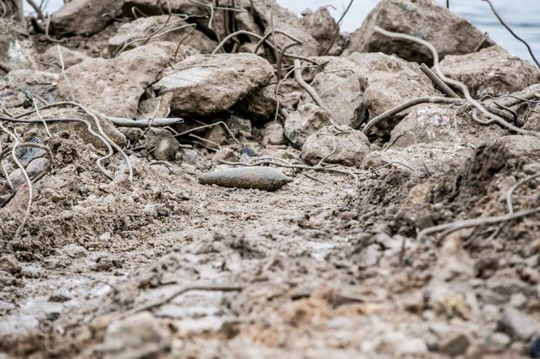 Prie nugriauto Panemunės tilto aptikti pavojingi sprogmenys