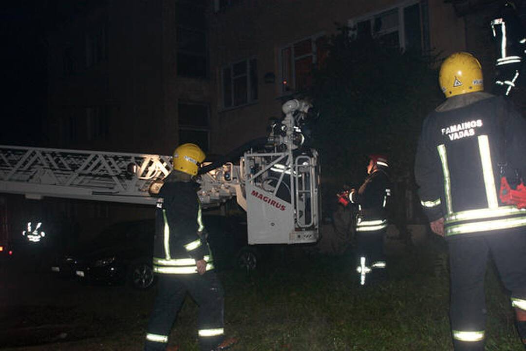Sostinės Paupio gatvėje sudegė gyvenamasis namas