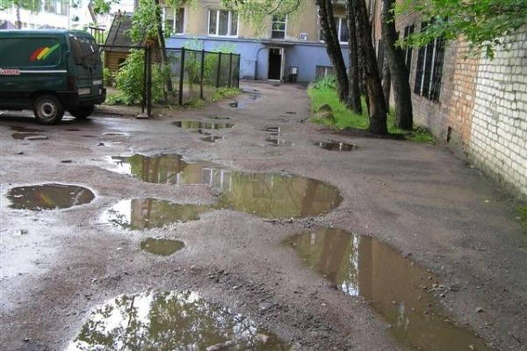 Kaune daugiabučių kiemai - lyg arimai