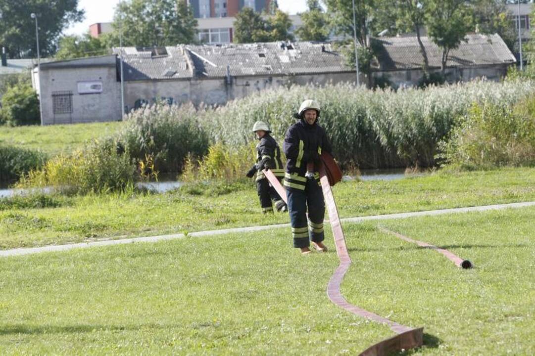 Klaipėdoje Pakruojo gatvėje liepsnojo kotedžai (papildyta 12:56 val.)