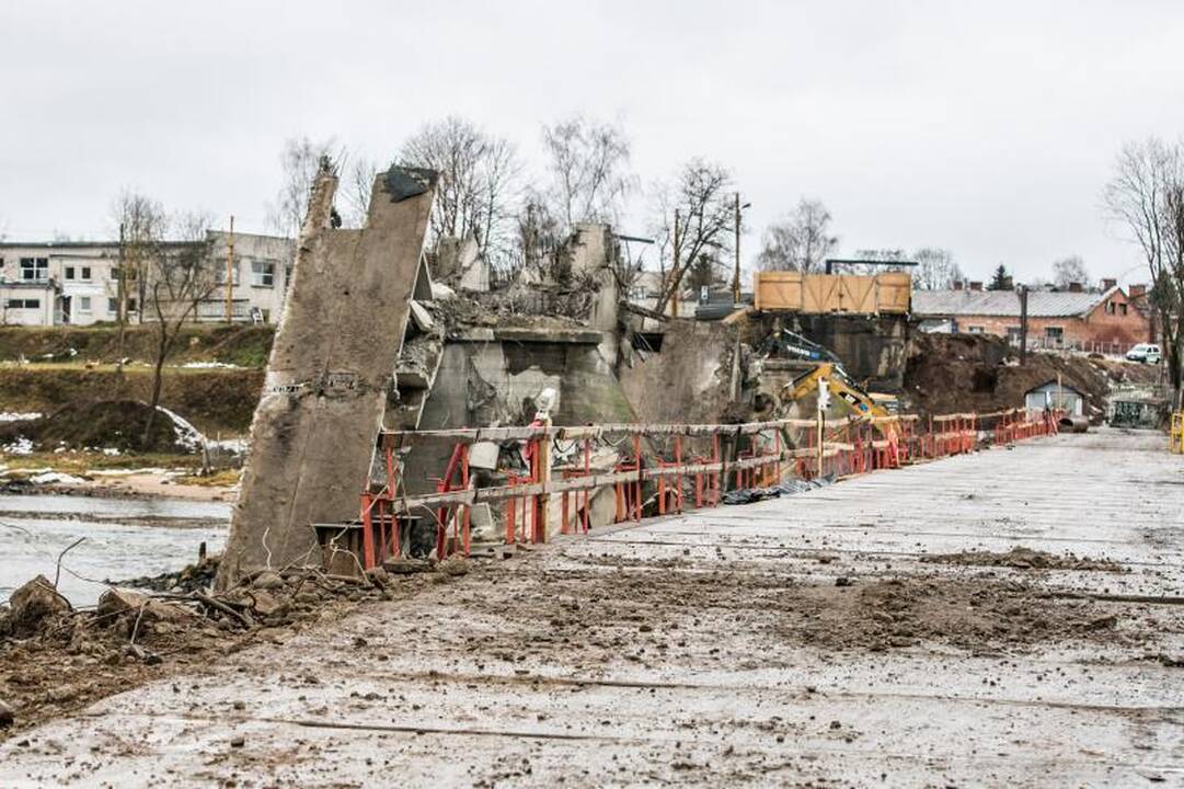 Prie nugriauto Panemunės tilto aptikti pavojingi sprogmenys