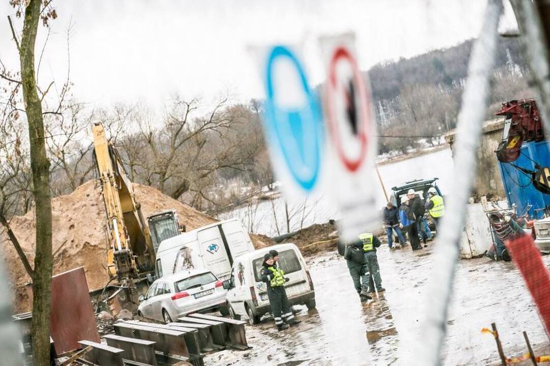 Prie nugriauto Panemunės tilto aptikti pavojingi sprogmenys