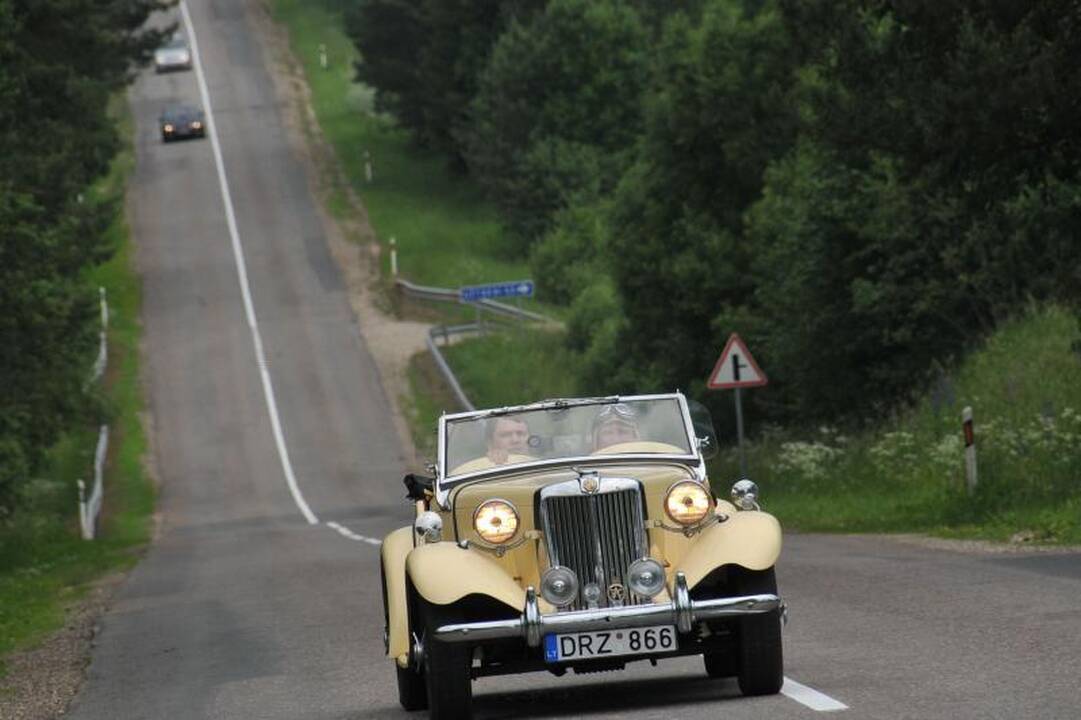 Lietuvos keliuose žavėjo automobilizmo klasika