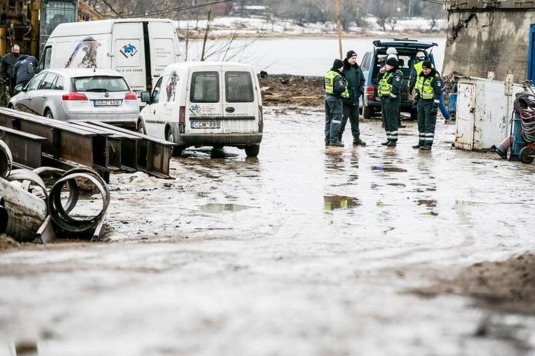Prie nugriauto Panemunės tilto aptikti pavojingi sprogmenys