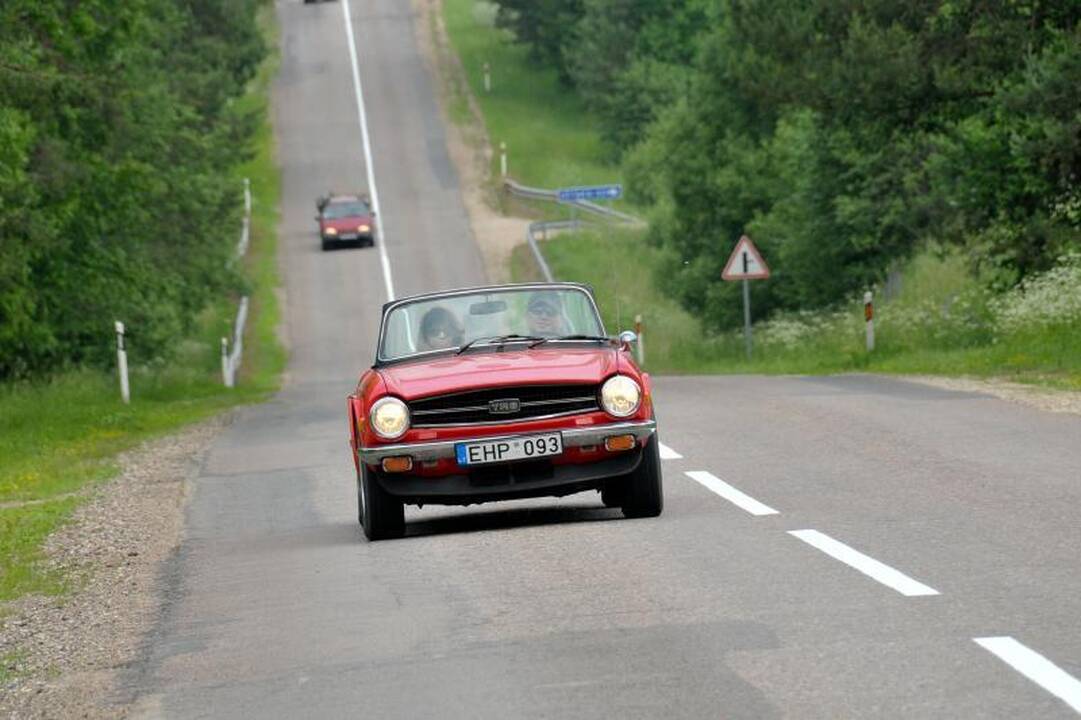 Lietuvos keliuose žavėjo automobilizmo klasika