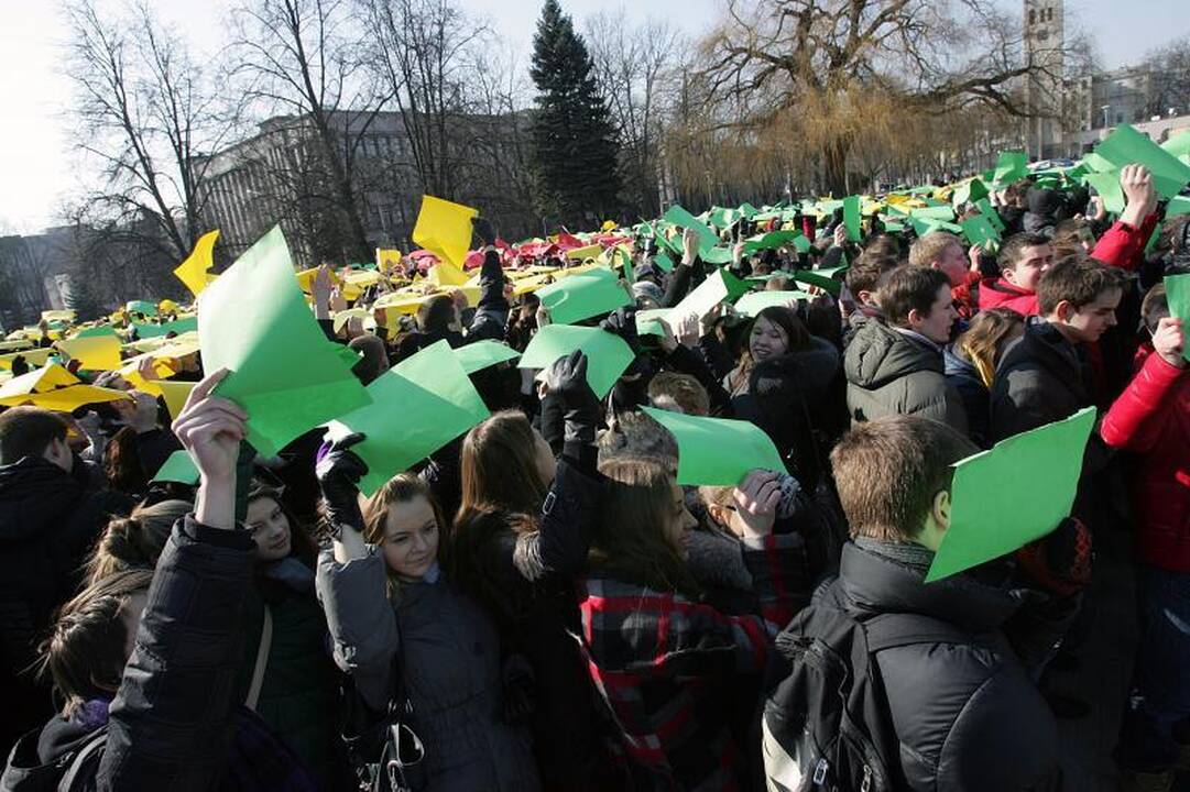 Vienybės aikštėje pražydo trispalvis žiedas
