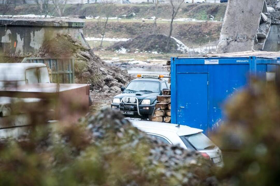 Prie nugriauto Panemunės tilto aptikti pavojingi sprogmenys