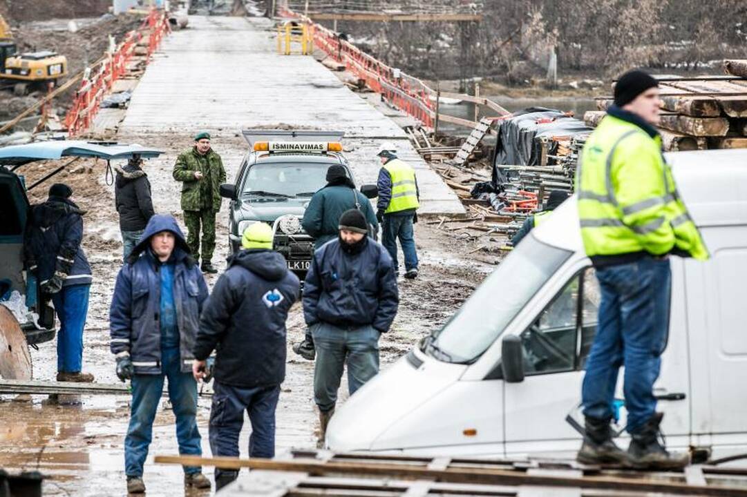 Prie nugriauto Panemunės tilto aptikti pavojingi sprogmenys