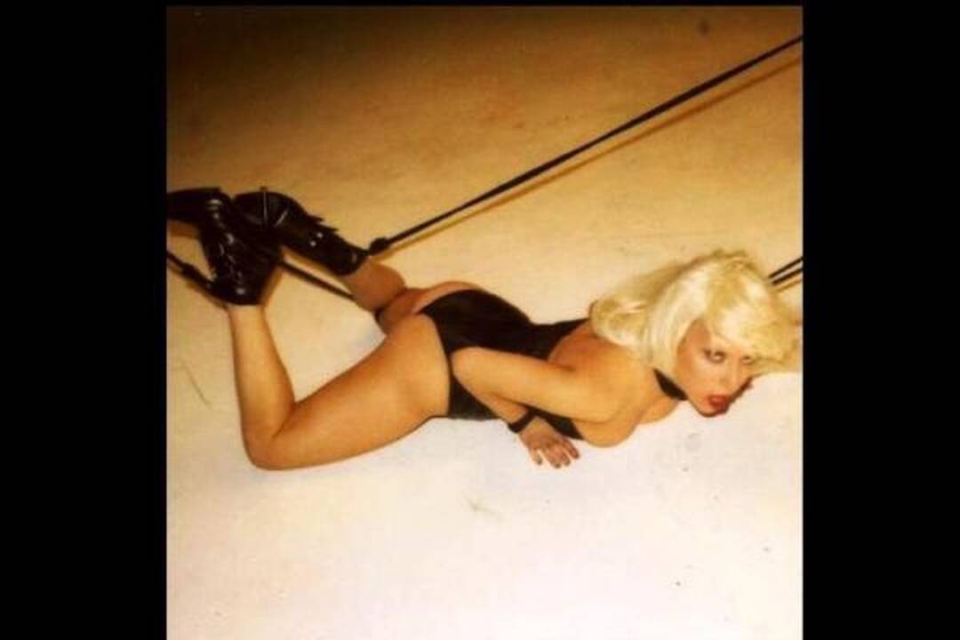 Šokiruojanti Lady Gaga: vergė nuoga krūtine