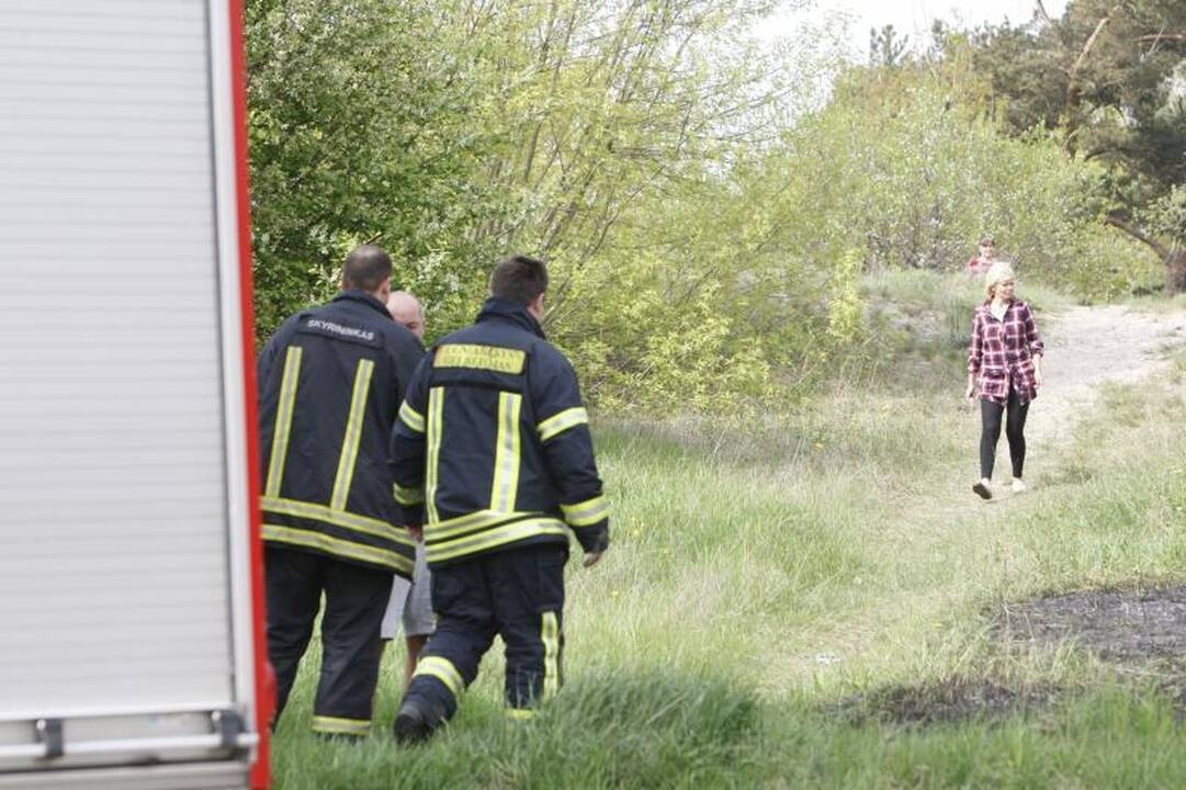 Ketvirtadienio popietę Melnragėje degė žolė  