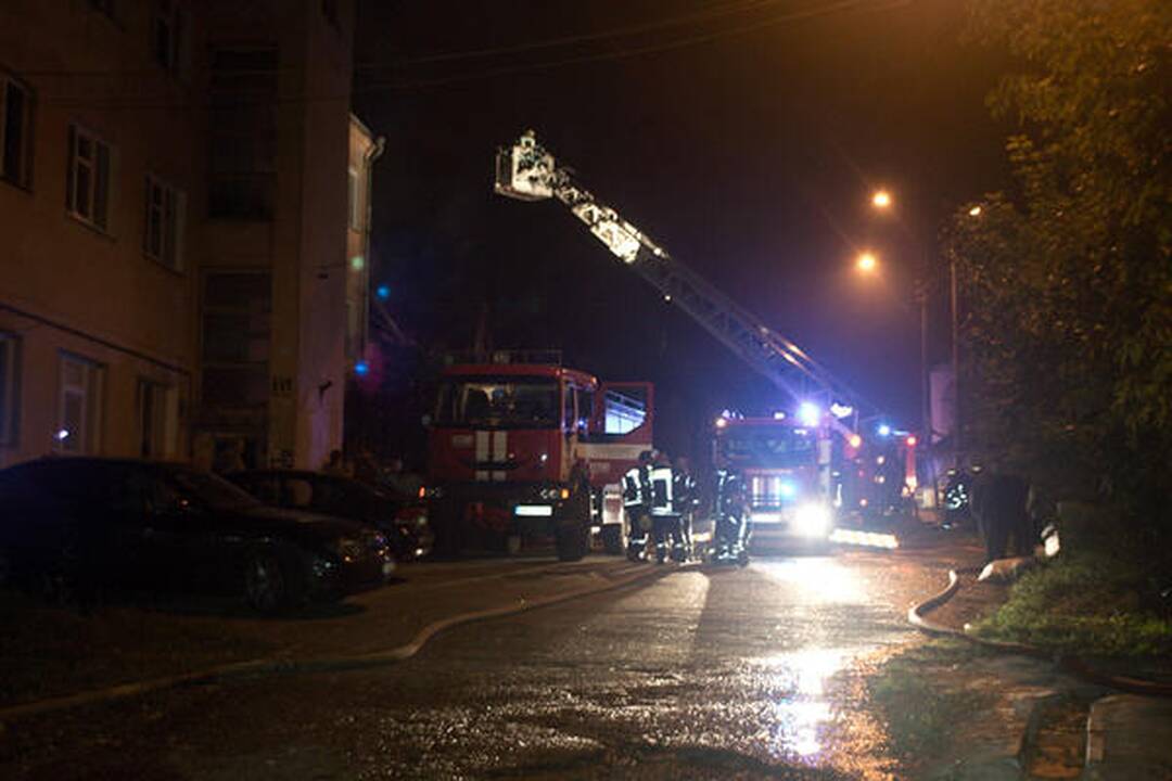 Sostinės Paupio gatvėje sudegė gyvenamasis namas