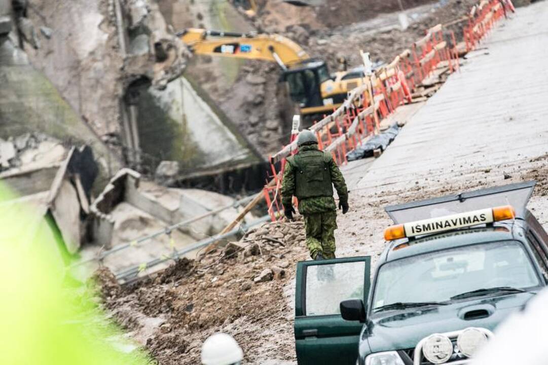 Prie nugriauto Panemunės tilto aptikti pavojingi sprogmenys