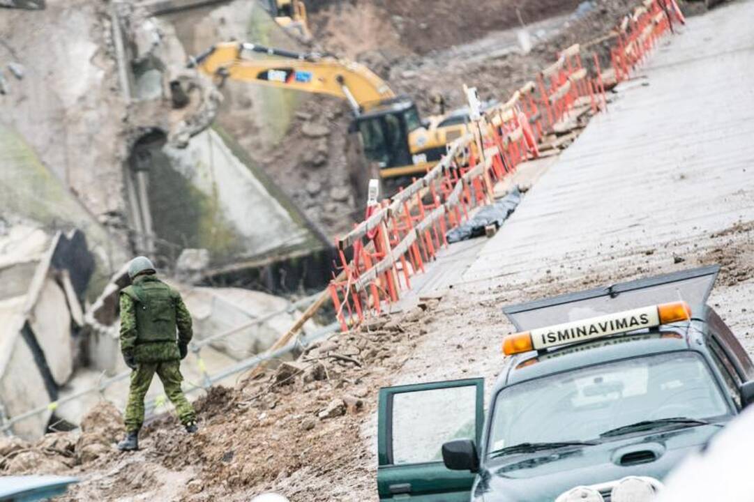 Prie nugriauto Panemunės tilto aptikti pavojingi sprogmenys