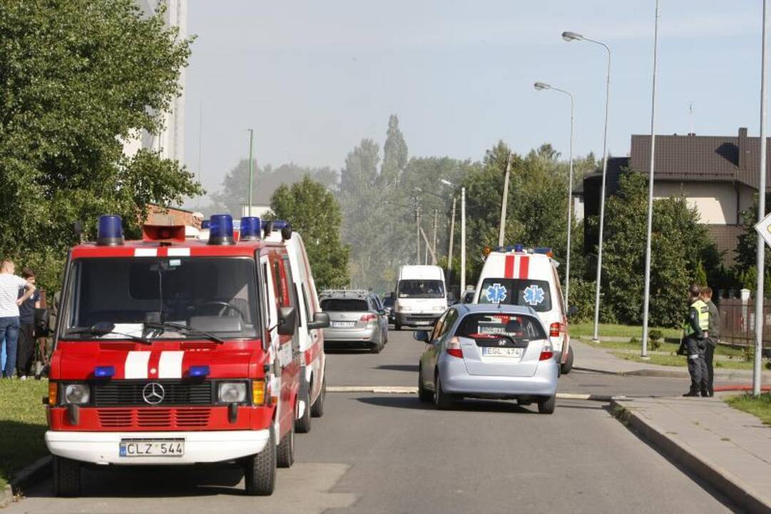 Klaipėdoje Pakruojo gatvėje liepsnojo kotedžai (papildyta 12:56 val.)
