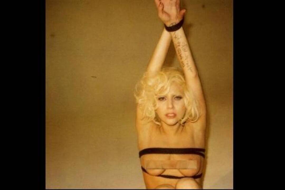 Šokiruojanti Lady Gaga: vergė nuoga krūtine