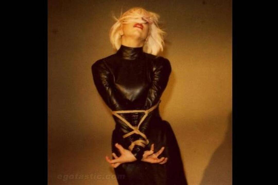 Šokiruojanti Lady Gaga: vergė nuoga krūtine