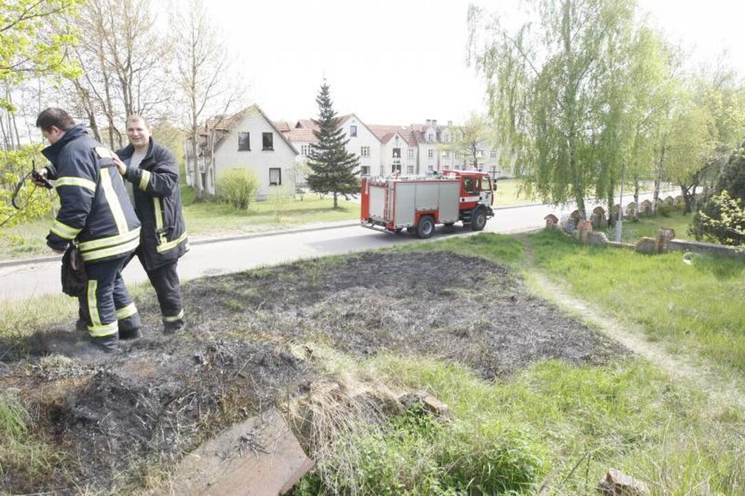 Ketvirtadienio popietę Melnragėje degė žolė  