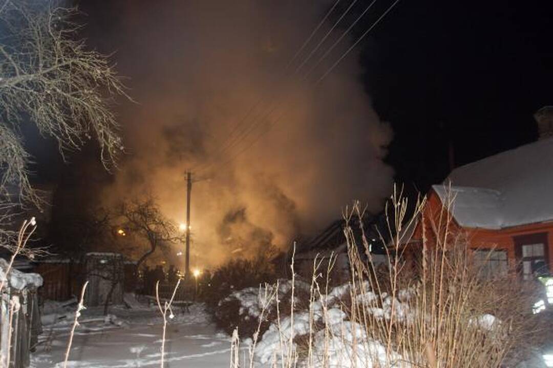 Kilus gaisrui gyvenamajame name sproginėjo dujų ir deguonies balionai (papildyta)