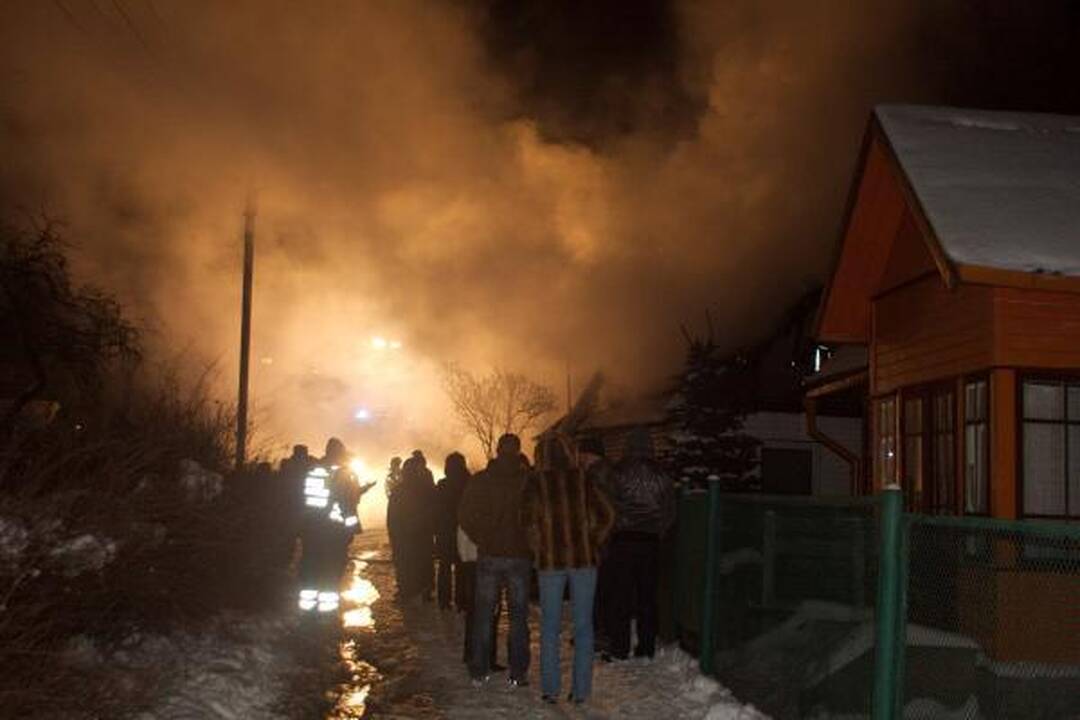 Kilus gaisrui gyvenamajame name sproginėjo dujų ir deguonies balionai (papildyta)