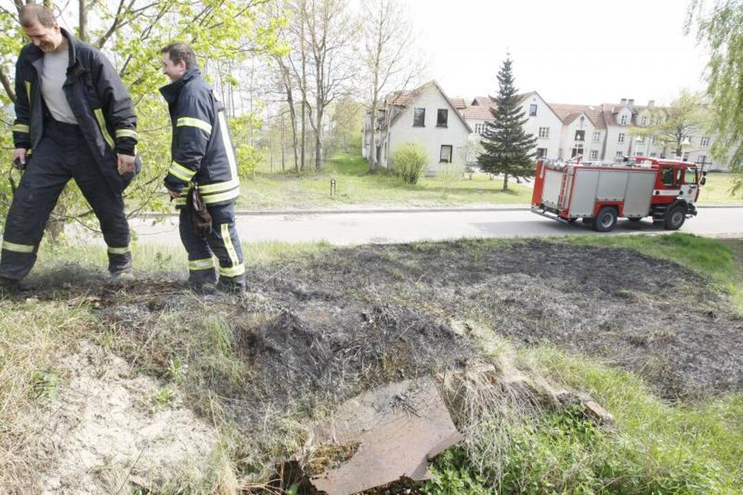 Ketvirtadienio popietę Melnragėje degė žolė  