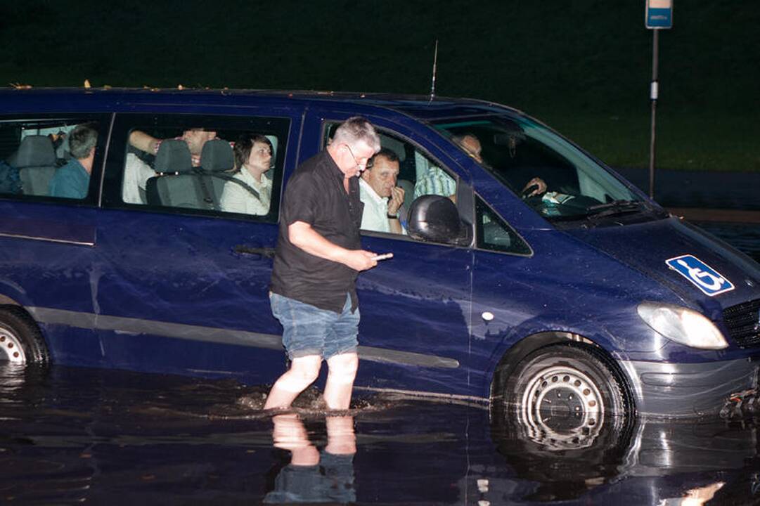 Ugniagesiai išgelbėjo per potvynį skendusius lenkus