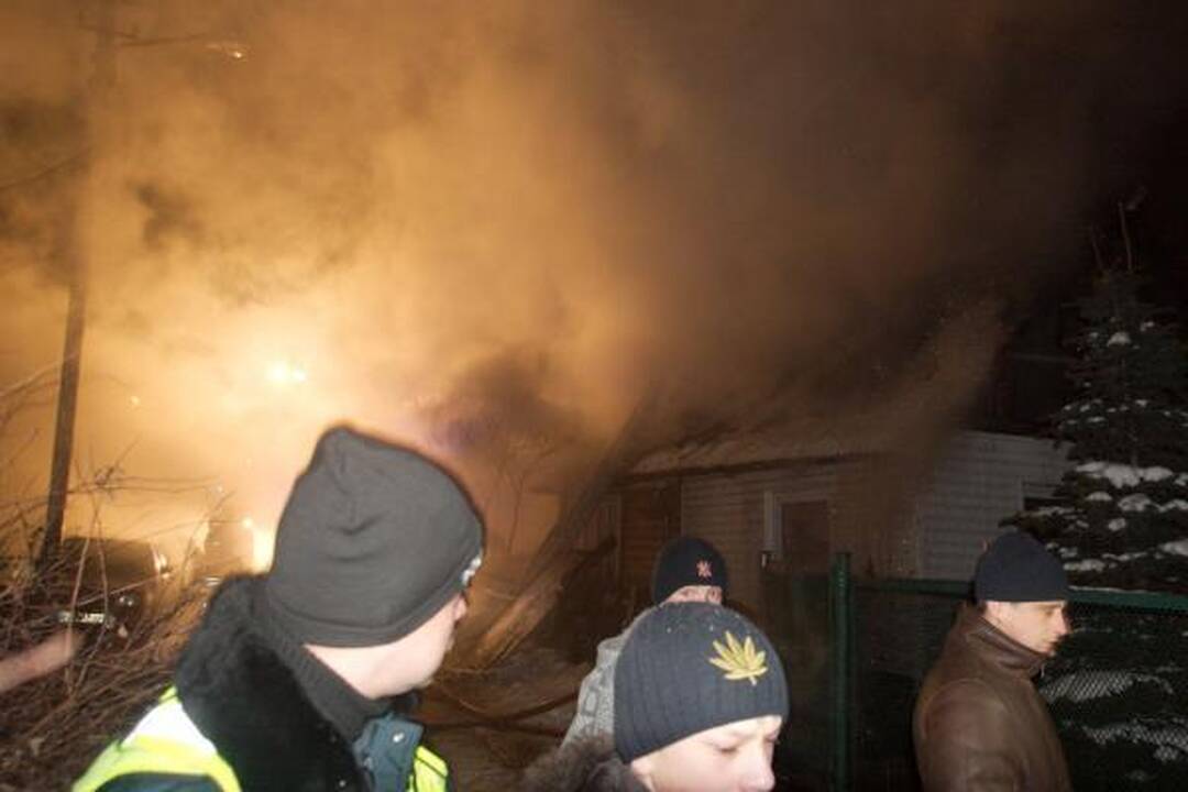 Kilus gaisrui gyvenamajame name sproginėjo dujų ir deguonies balionai (papildyta)