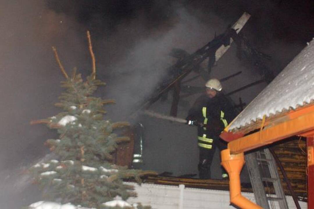 Kilus gaisrui gyvenamajame name sproginėjo dujų ir deguonies balionai (papildyta)