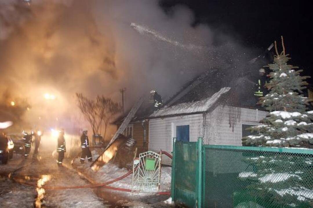 Kilus gaisrui gyvenamajame name sproginėjo dujų ir deguonies balionai (papildyta)