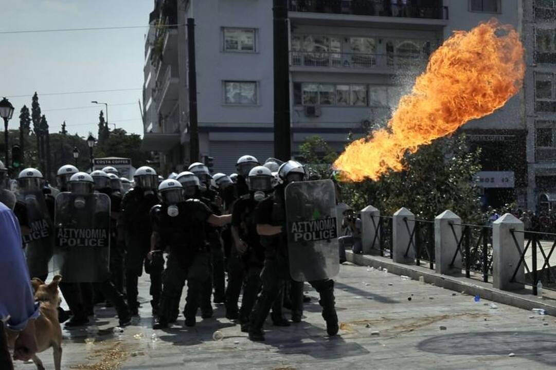 Protestas Atėnuose: policija panaudojo ašarines dujas