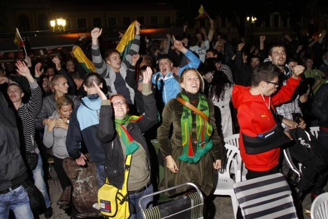 Pusfinalio rungtynes viešose vietose stebės dvigubai daugiau žiūrovų (papildyta)