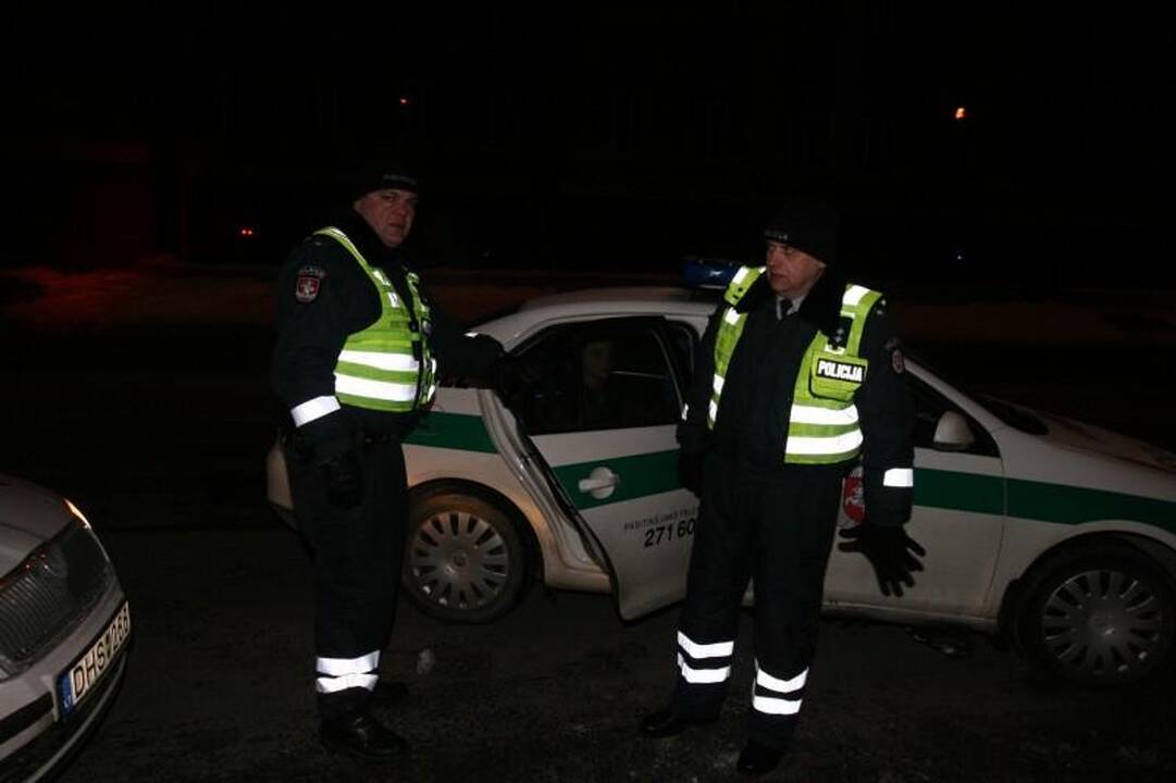 Sprukdami nuo policijos jaunuoliai Vilniaus centre atsitrenkė į medį 