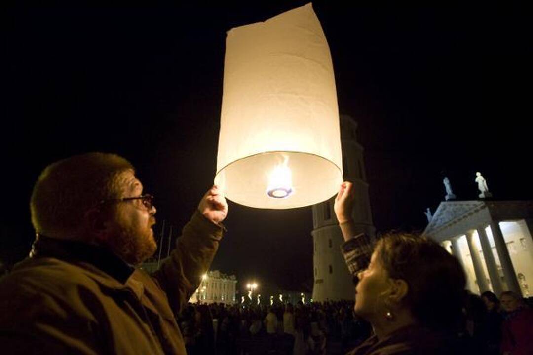 Vilniuje į dangų kilo tūkstantis žibintų