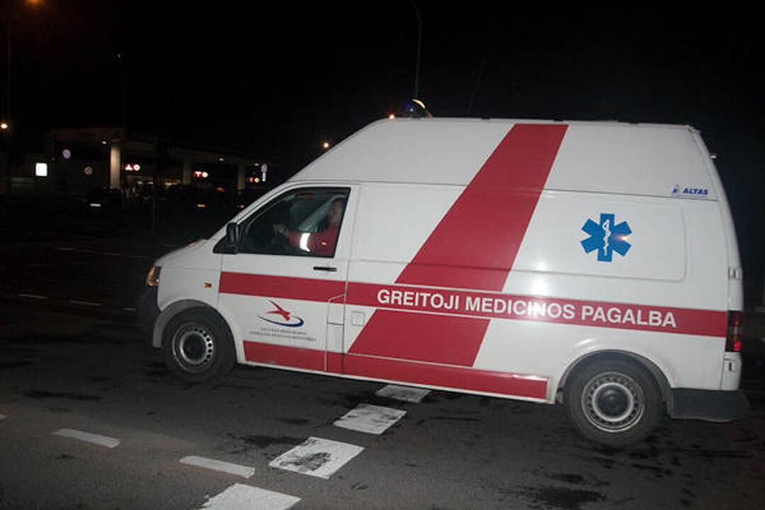 Su keleiviais užsikalbėjęs taksistas Vilniuje sukėlė sunkią avariją