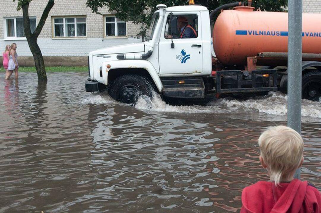 Liūtis užtvindė centrinę Švenčionių gatvę