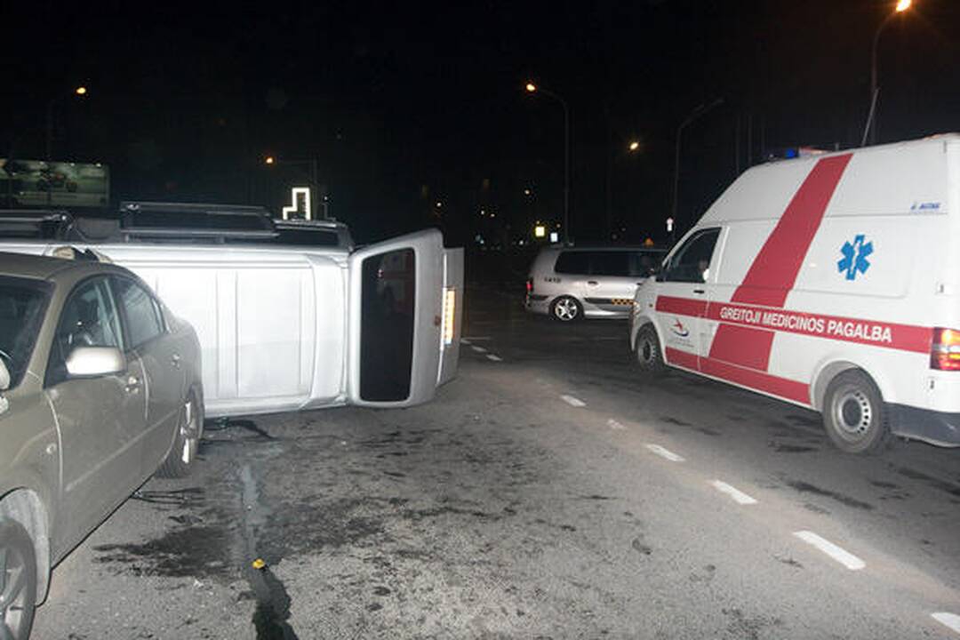 Su keleiviais užsikalbėjęs taksistas Vilniuje sukėlė sunkią avariją