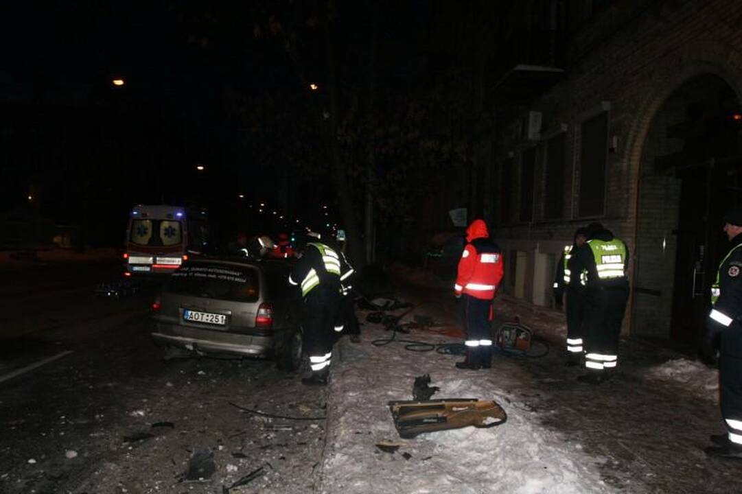 Sprukdami nuo policijos jaunuoliai Vilniaus centre atsitrenkė į medį 