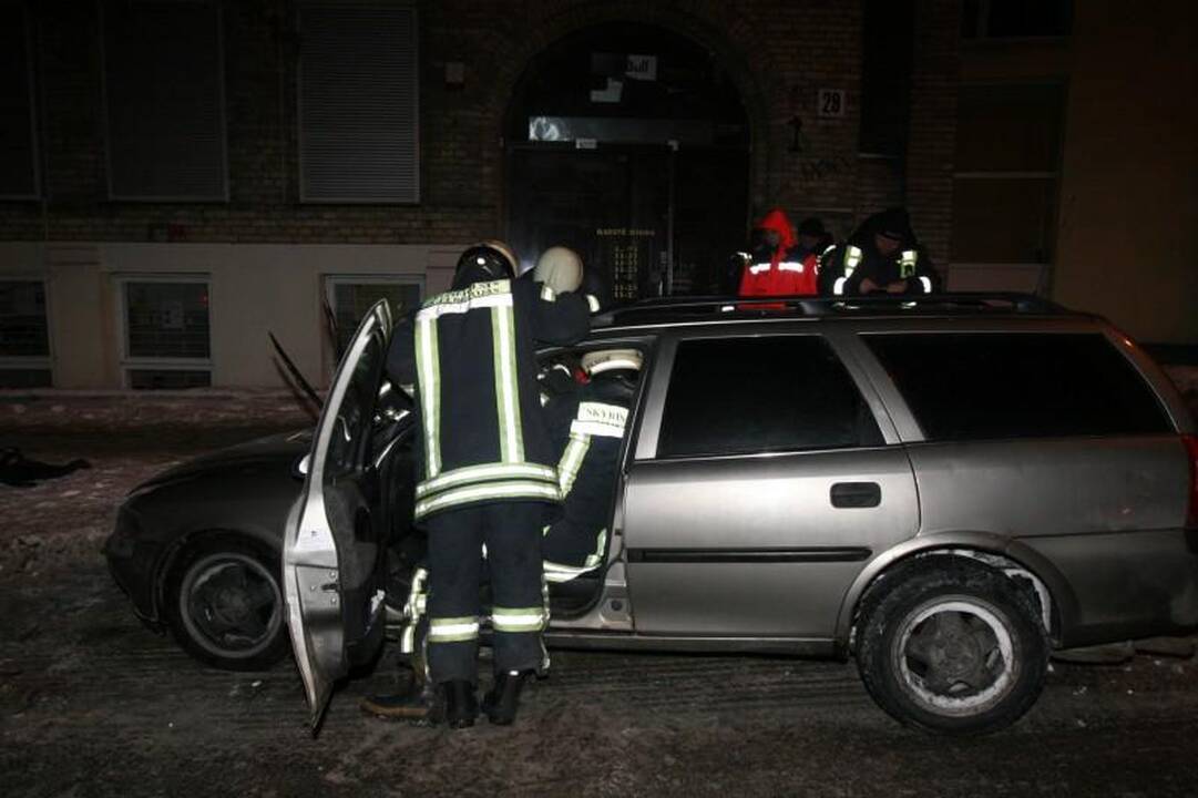 Sprukdami nuo policijos jaunuoliai Vilniaus centre atsitrenkė į medį 