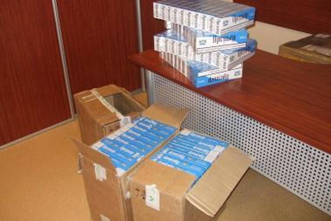 Muitininkų laimikis: kuro bake - žaliavos platinai, siuntose - kontrabandinės cigaretėse