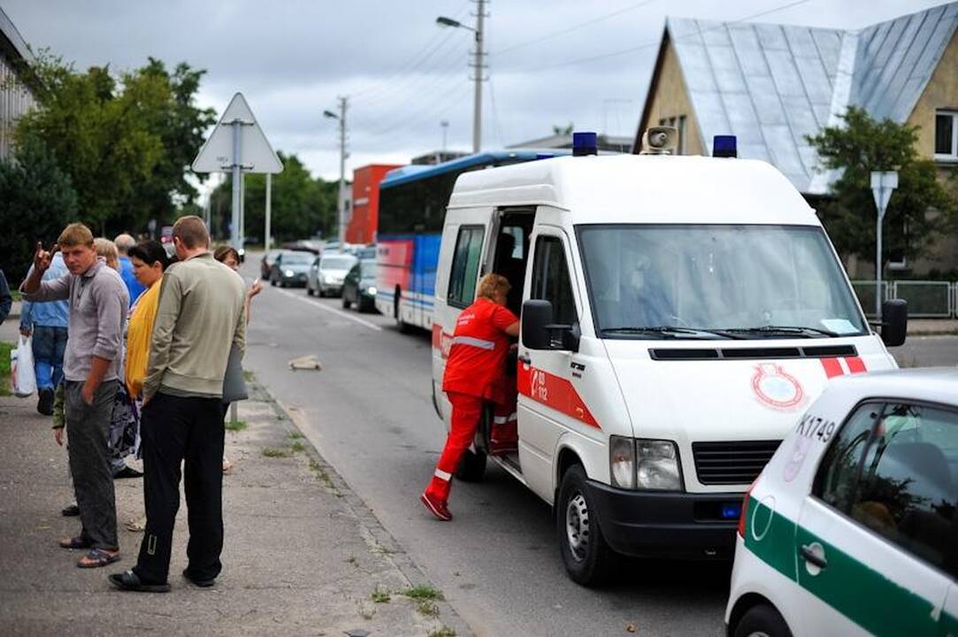 Avarija: nuverstas stulpas, važiavo dvi nėščios moterys 